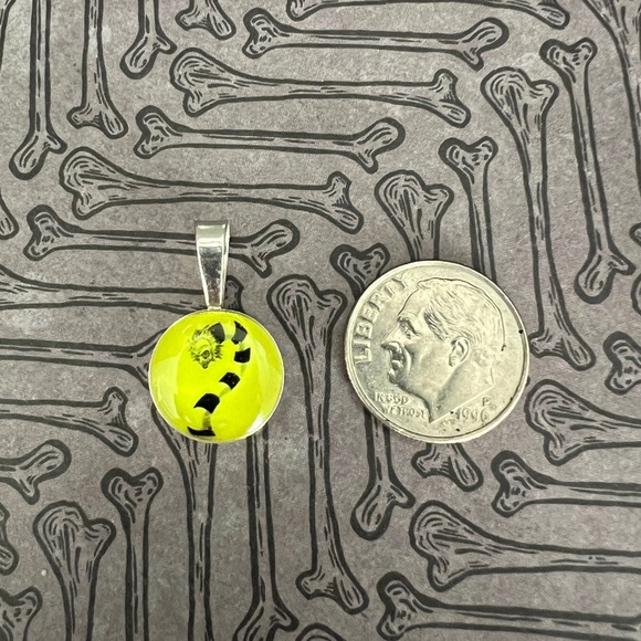 Beetlejuice Sandworm Glow in the dark pendant in sterling silver (nickel free) - Picture 3 of 5